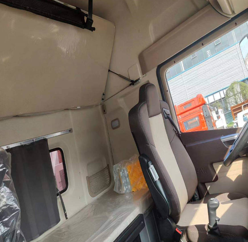 8x4 Diesel Refrigerated Truck for Meat and Vegetable Milk Ice Cream with Refrigerator Freezer Van Two Bed 4