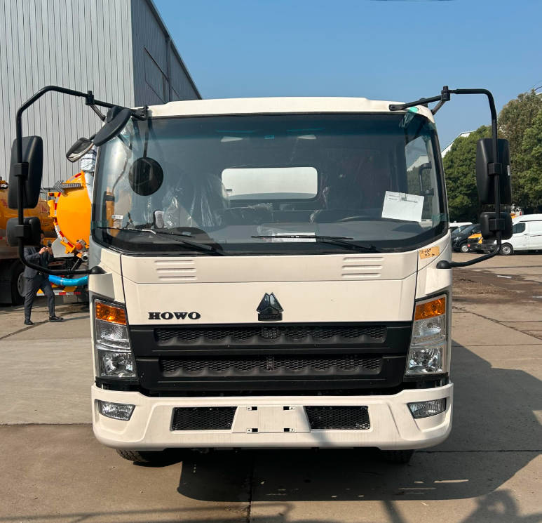 HOWO 4x2 Drive Wheel Fuel Tanker Truck Petrol Oil Tanker Refueling Truck 2