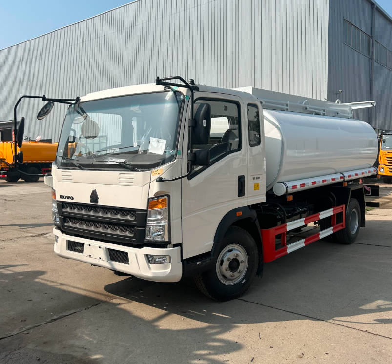HOWO 4x2 Drive Wheel Fuel Tanker Truck Petrol Oil Tanker Refueling Truck 3