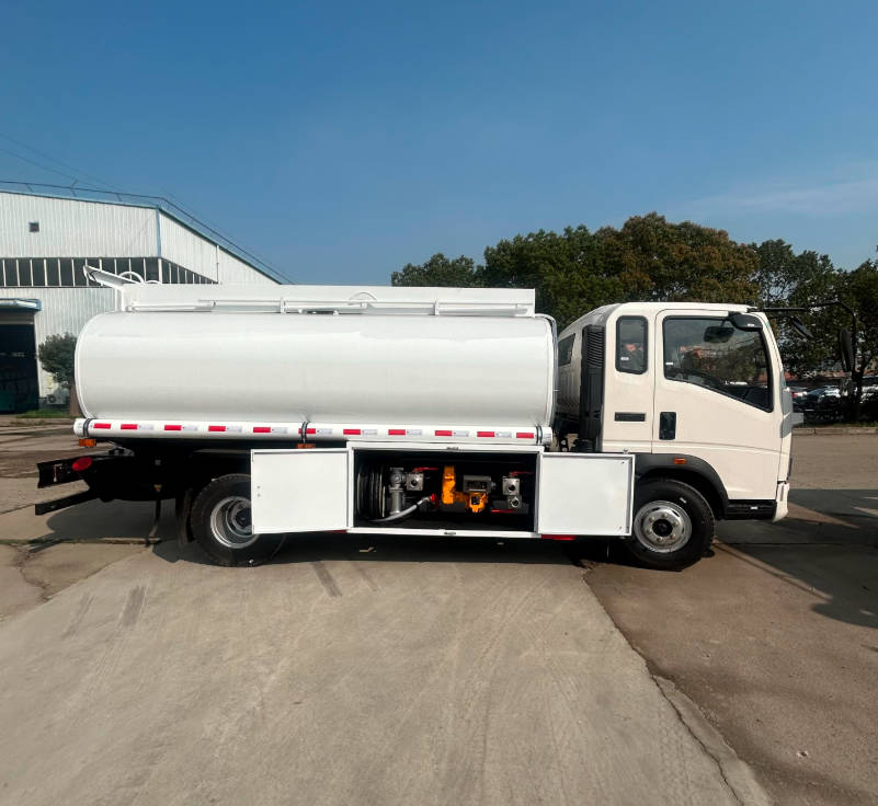 HOWO 4x2 Drive Wheel Fuel Tanker Truck Petrol Oil Tanker Refueling Truck 4