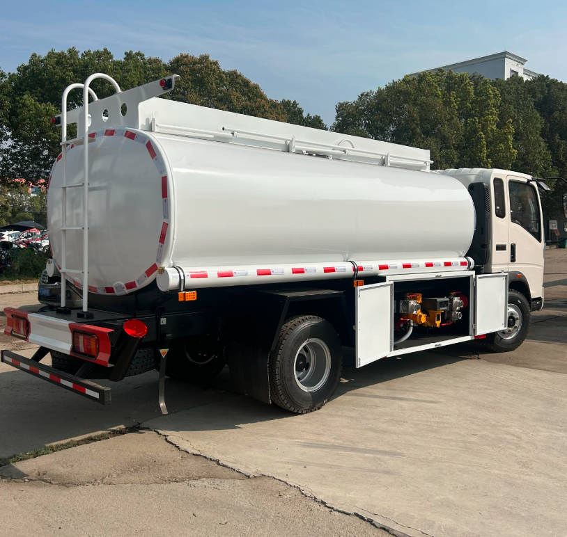 HOWO 4x2 Drive Wheel Fuel Tanker Truck Petrol Oil Tanker Refueling Truck 5