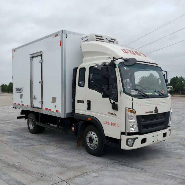 Howo 4x2 Refrigerated Truck 5 Ton Payload Semi sleeper Cabin Insulated Box Truck 2